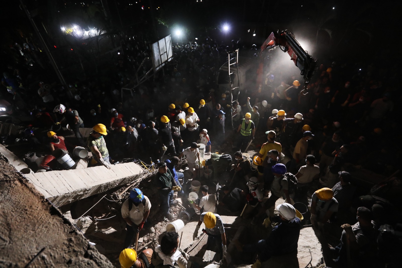 Las labores de rescate continúan incluso caída la noche. Foto: AP